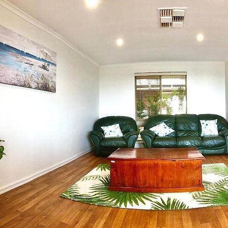 Beach House Opposite Ocean 4 Bed 2 Bathroom With Pool Geraldton Eksteriør bilde