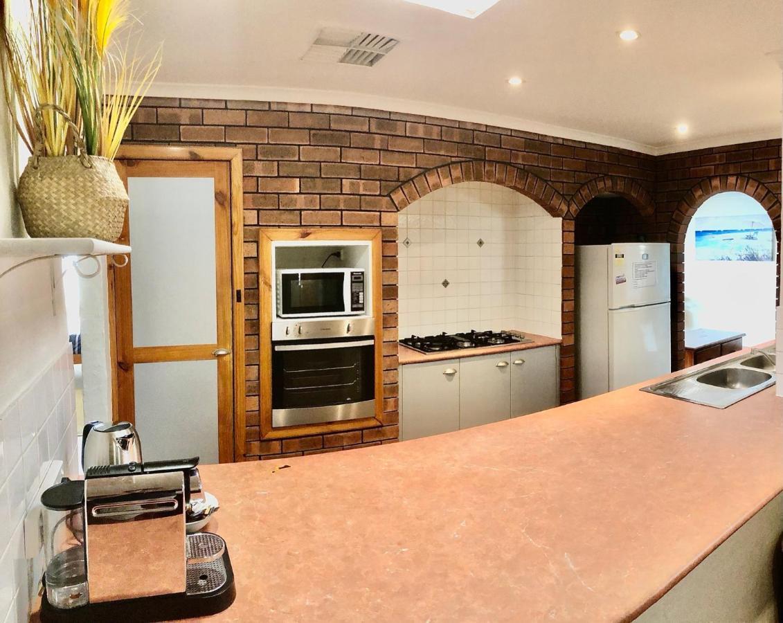 Beach House Opposite Ocean 4 Bed 2 Bathroom With Pool Geraldton Eksteriør bilde