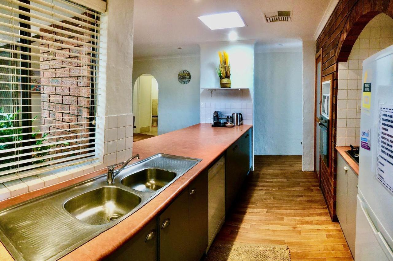 Beach House Opposite Ocean 4 Bed 2 Bathroom With Pool Geraldton Eksteriør bilde